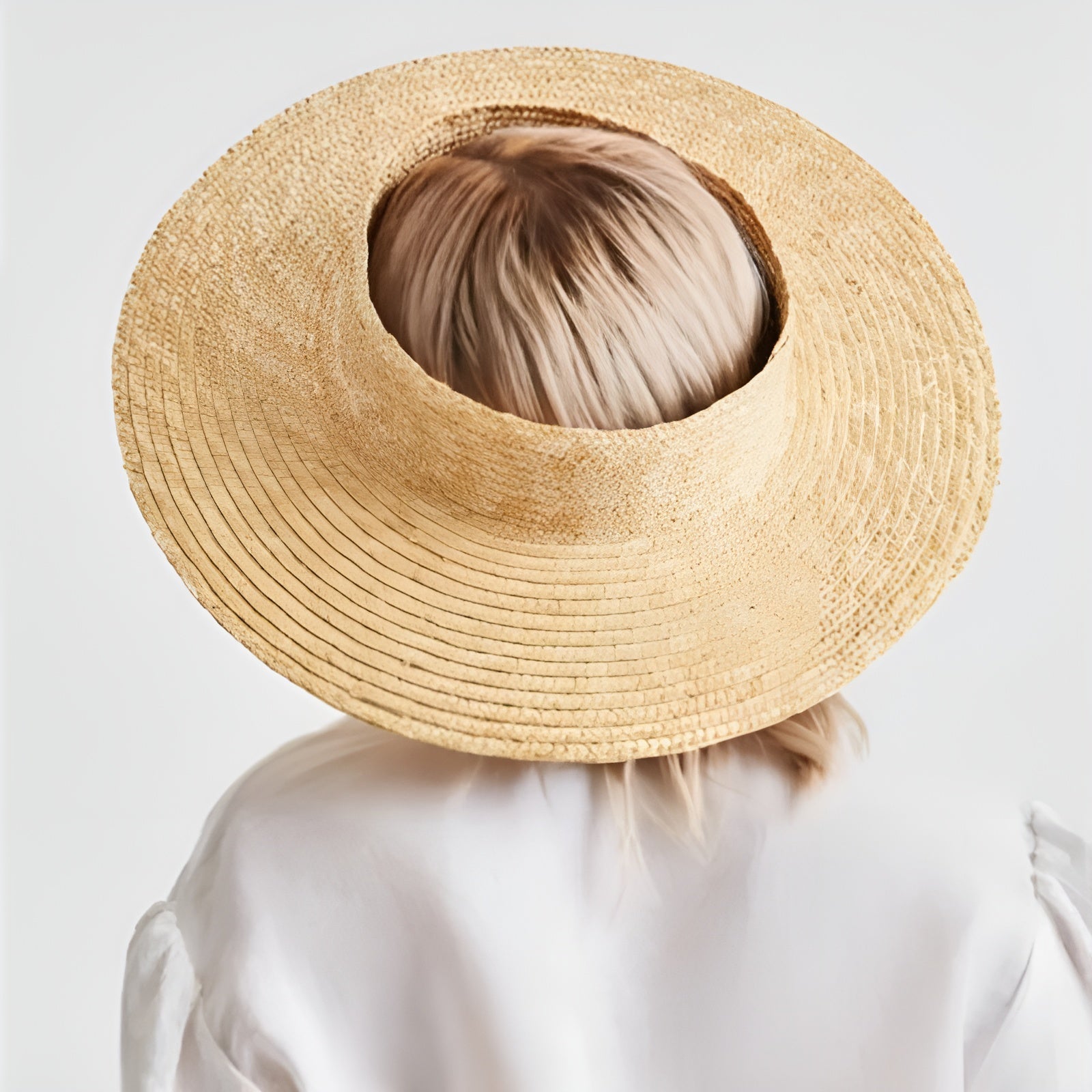 Chapeau de paille avec bord droit et calotte haute