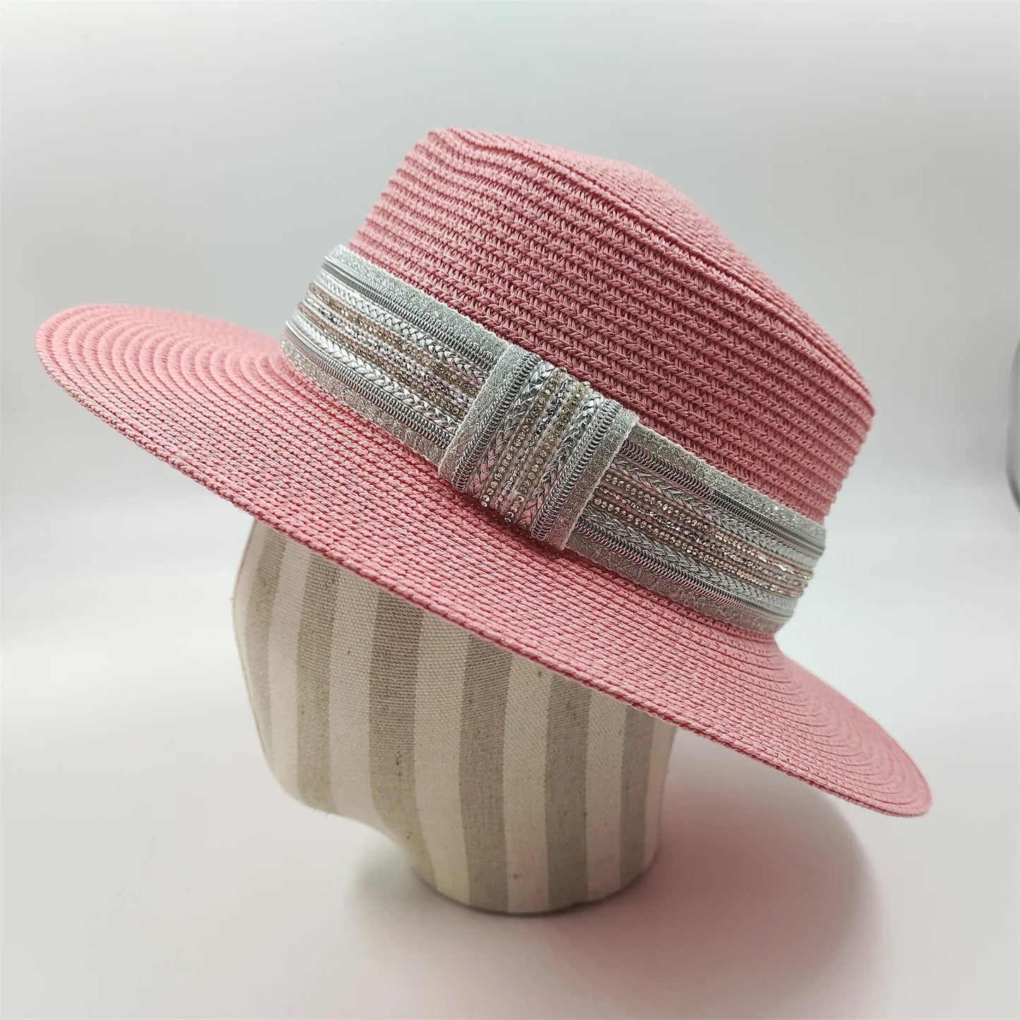 Chapeau de paille avec bord large, posé sur un rocher