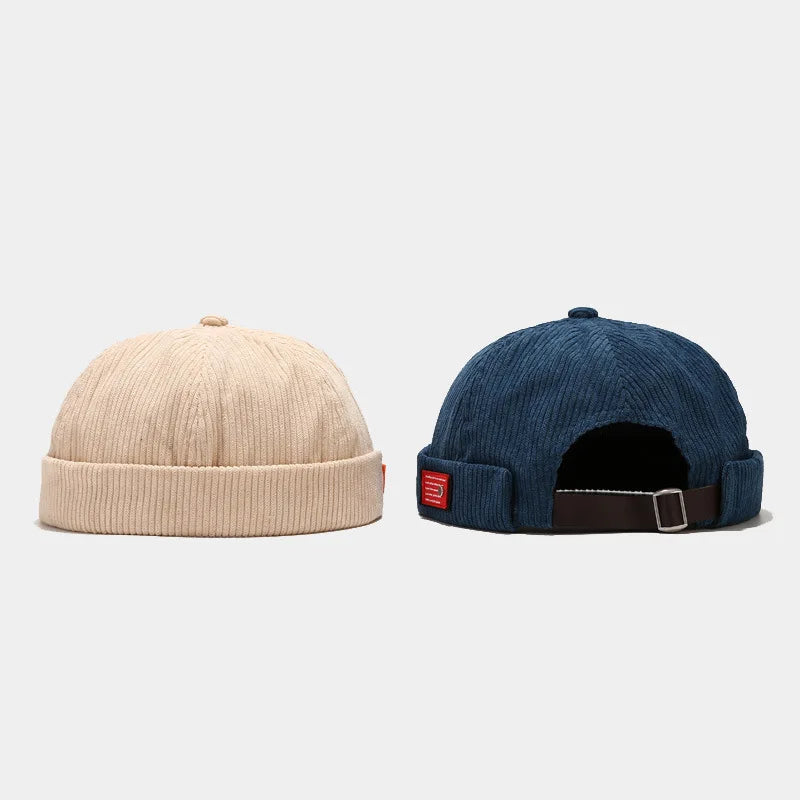 Vue de profil d'un bonnet bleu marine ajustable
