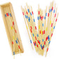 Boîte en bois ouverte contenant des bâtonnets de Mikado colorés