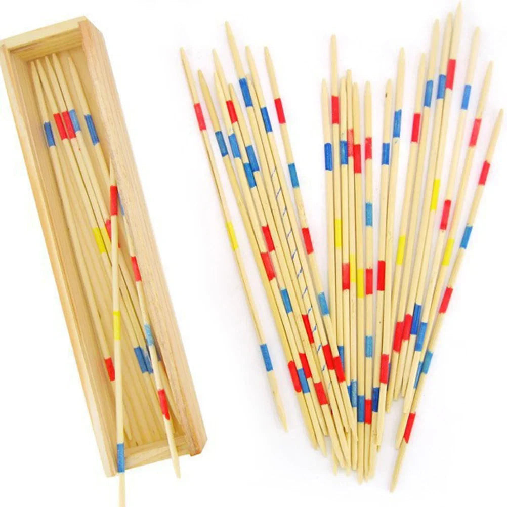 Boîte en bois ouverte contenant des bâtonnets de Mikado colorés