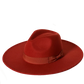 Chapeau coloré, lumière naturelle soulignant les textures