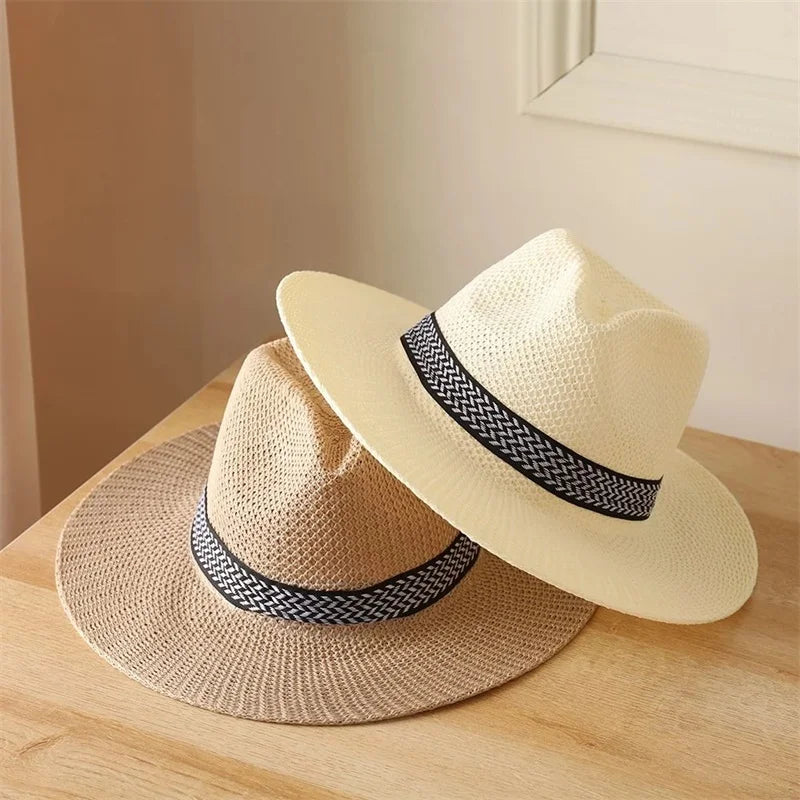 Chapeau Panama sur fond de plage ensoleillée