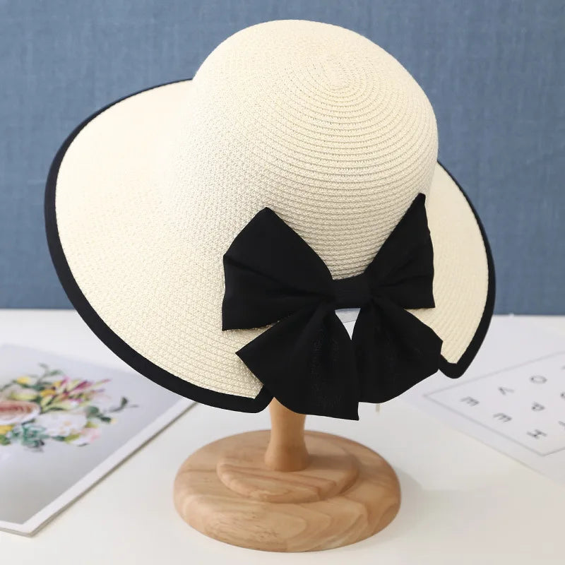 Chapeau de paille sur fond de plage ensoleillée