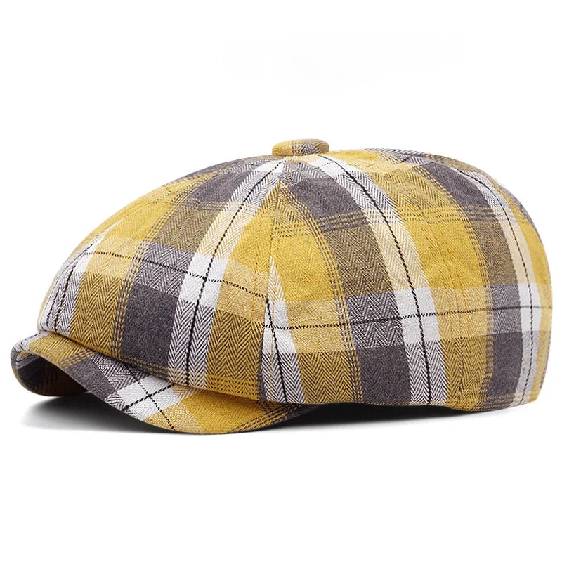 Vue latérale d'une casquette gavroche à carreaux sur fond neutre