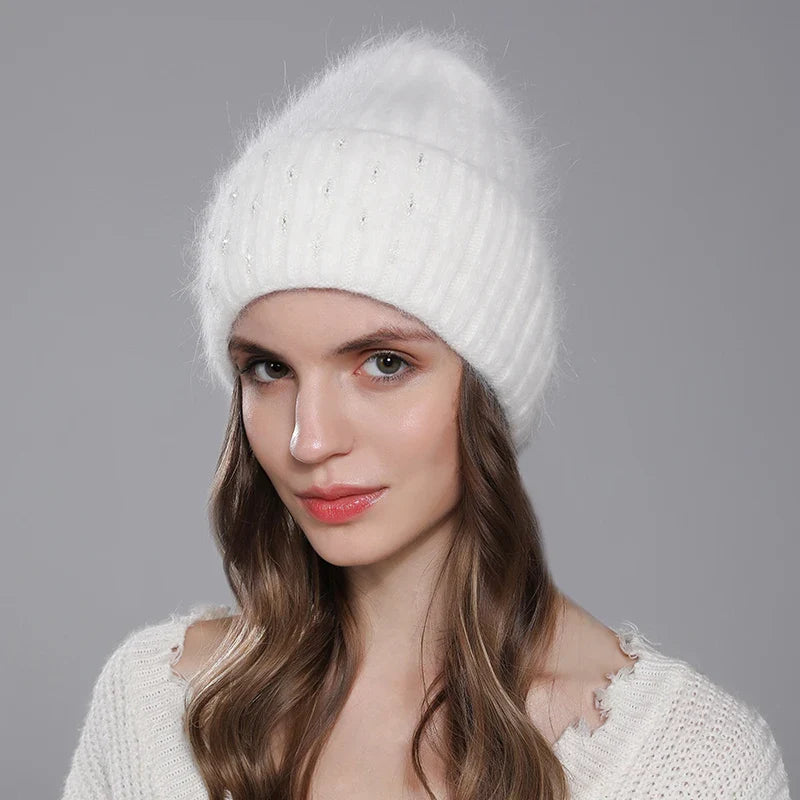 Bonnet élégant porté par un mannequin en extérieur