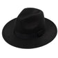 Homme souriant portant un Fedora dans un parc