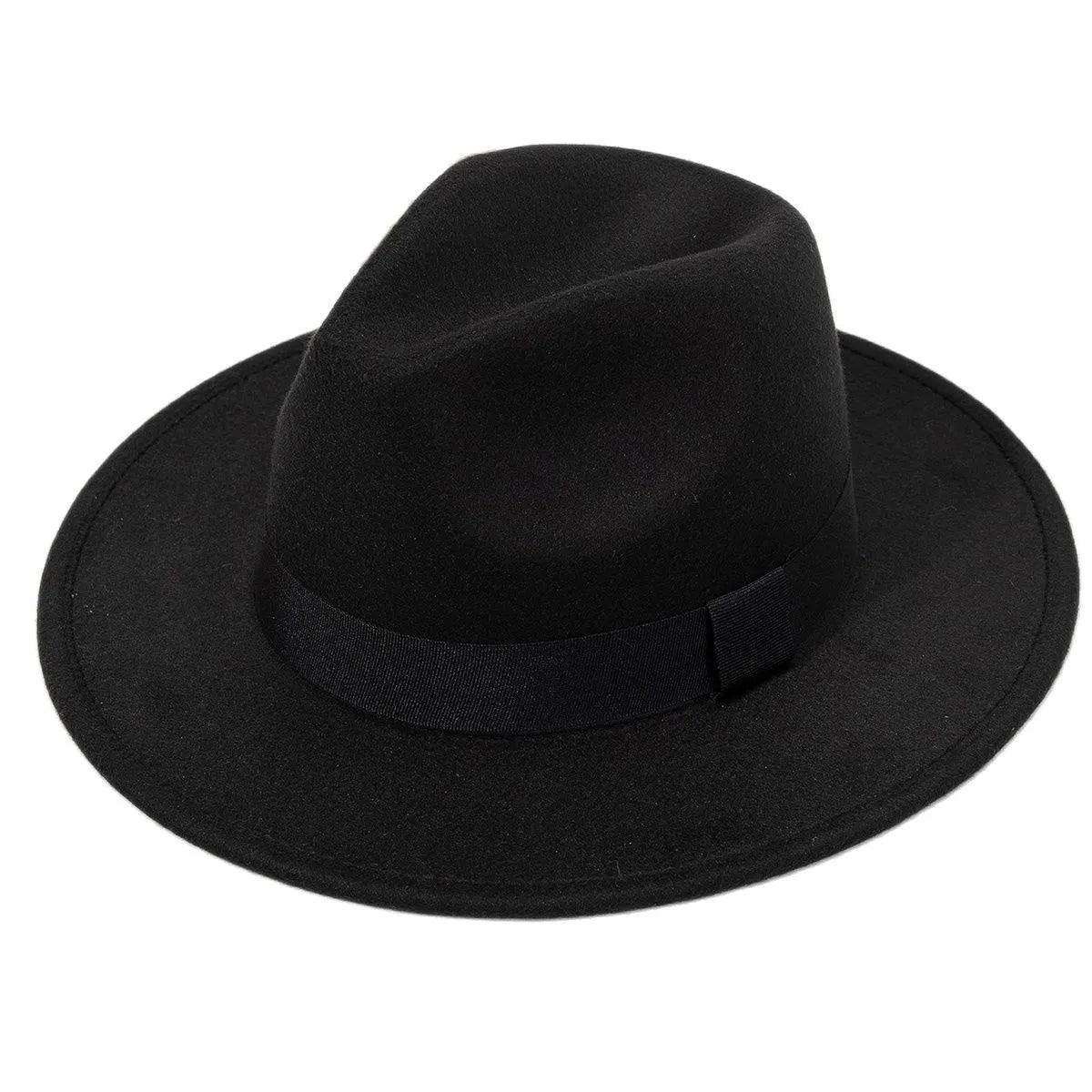 Homme souriant portant un Fedora dans un parc