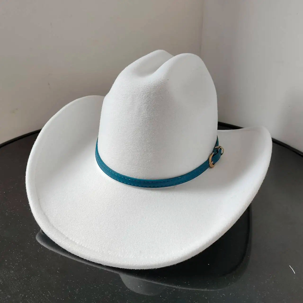 Chapeau cowboy posé sur une table en bois