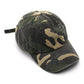 Casquette militaire posée sur une surface en bois