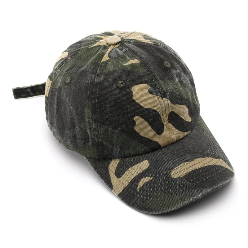 Casquette militaire posée sur une surface en bois