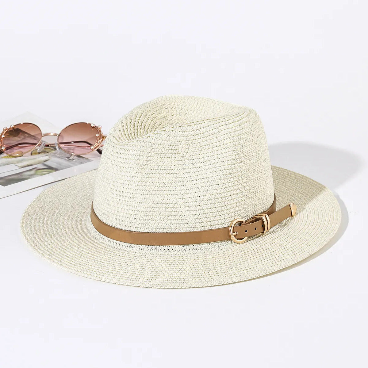 Chapeau Panama sur une chaise longue près de la mer