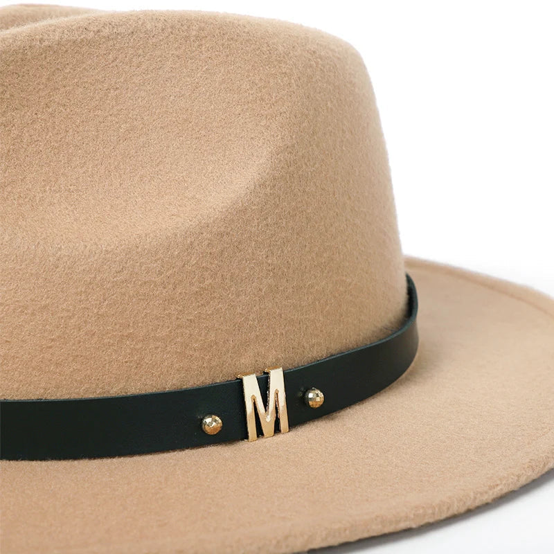 Chapeau Fedora posé sur une table en bois