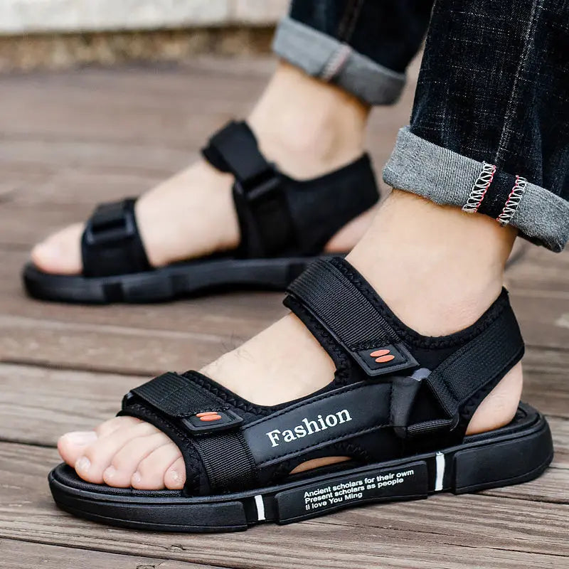 Détail des sangles ajustables sur sandales sportives pour homme