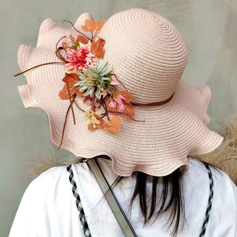 Chapeau de paille sur une table en bois