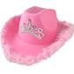 Chapeau cowboy sur fond de ciel bleu clair