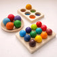 Boules en bois sur un tapis, activité Montessori à domicile