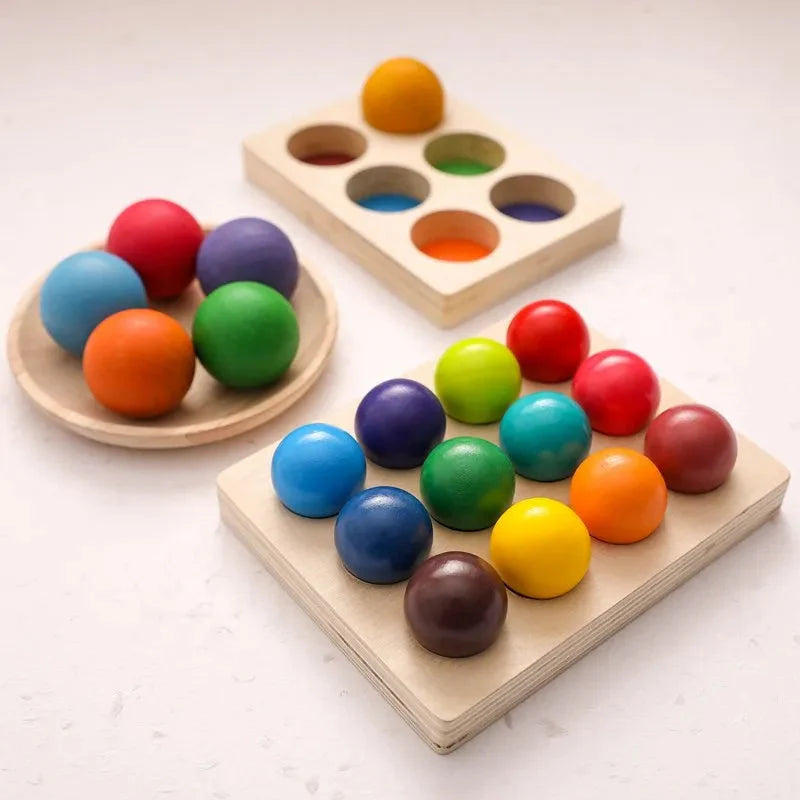 Boules en bois sur un tapis, activité Montessori à domicile