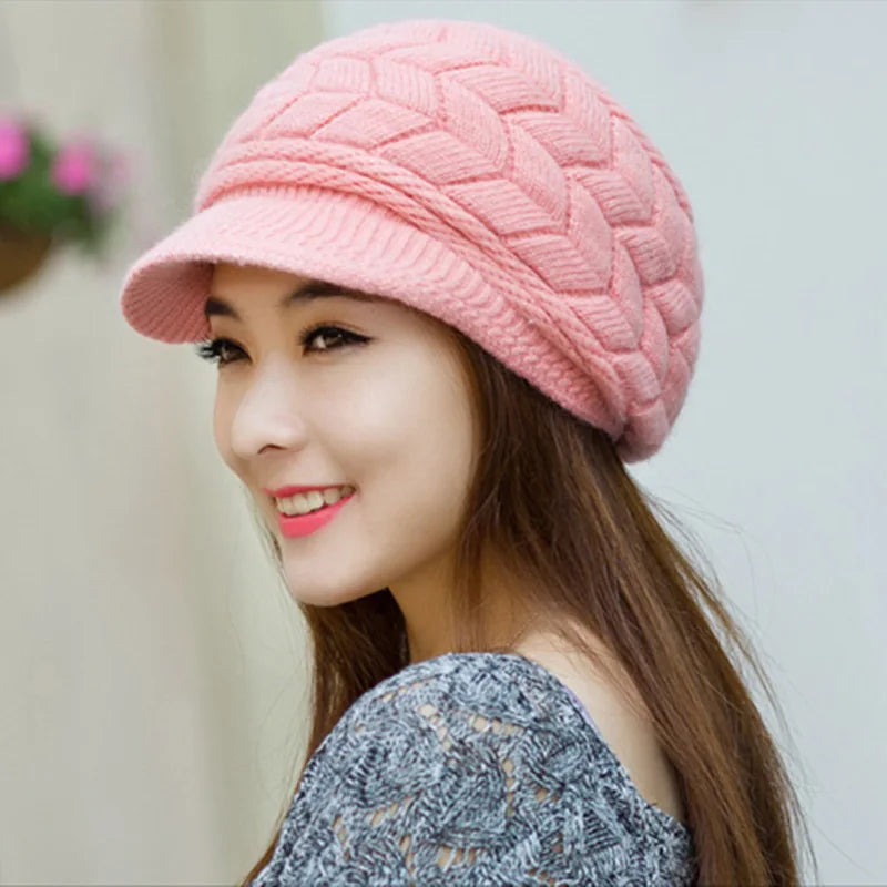Détail de la couture fine d'un béret féminin