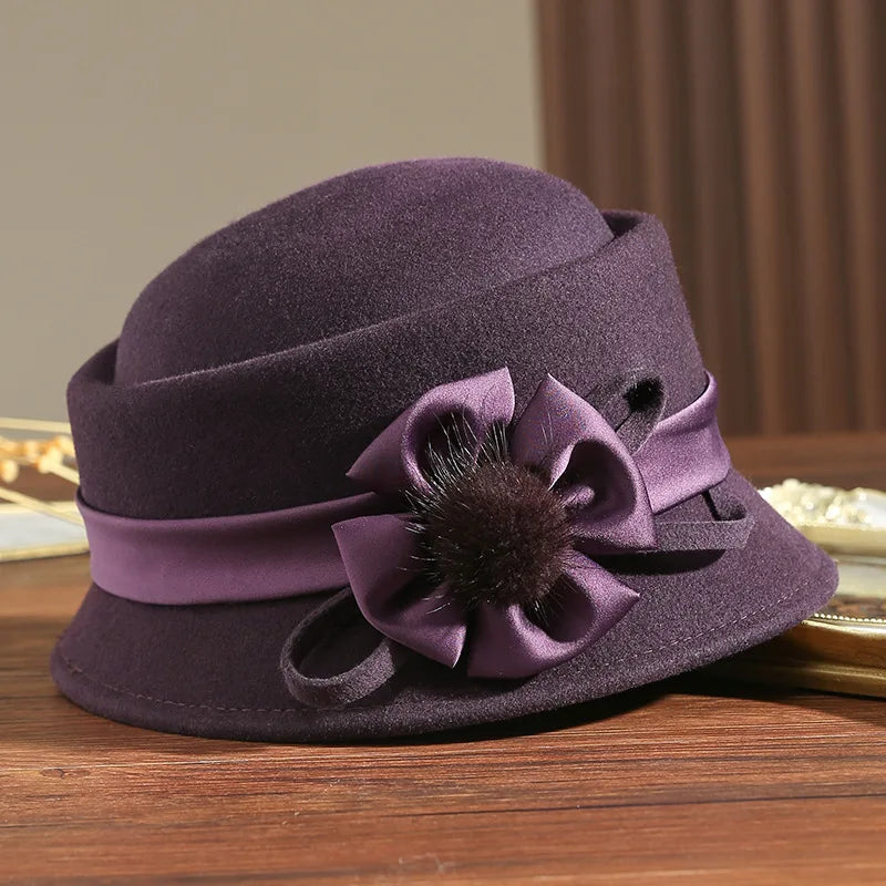 Chapeau cloche posé sur une table en bois