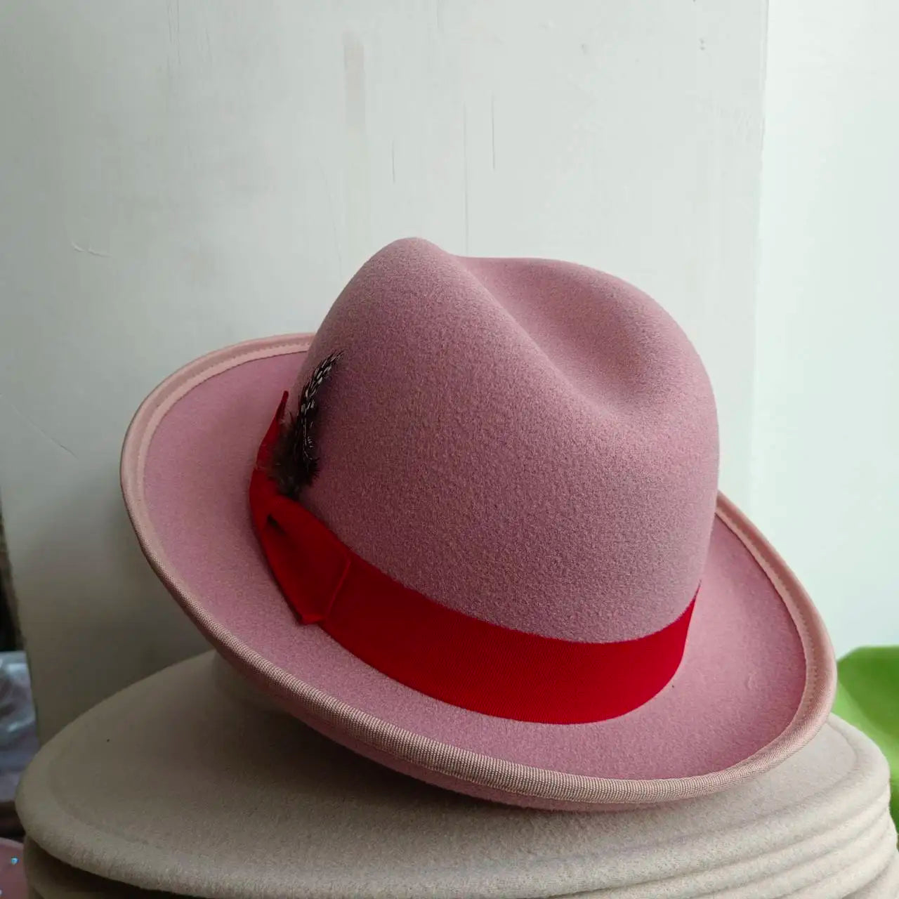 Chapeau melon noir avec bande intérieure ajustable visible