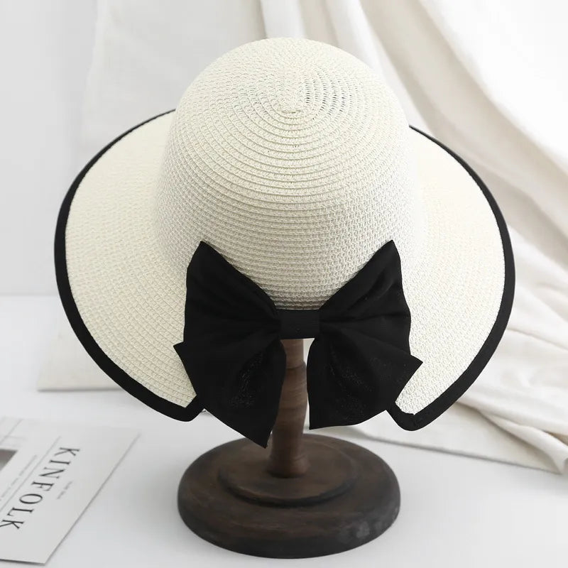 Chapeau de paille avec ruban coloré, posé sur table