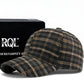 Casquette écossaise exposée sur un fond neutre