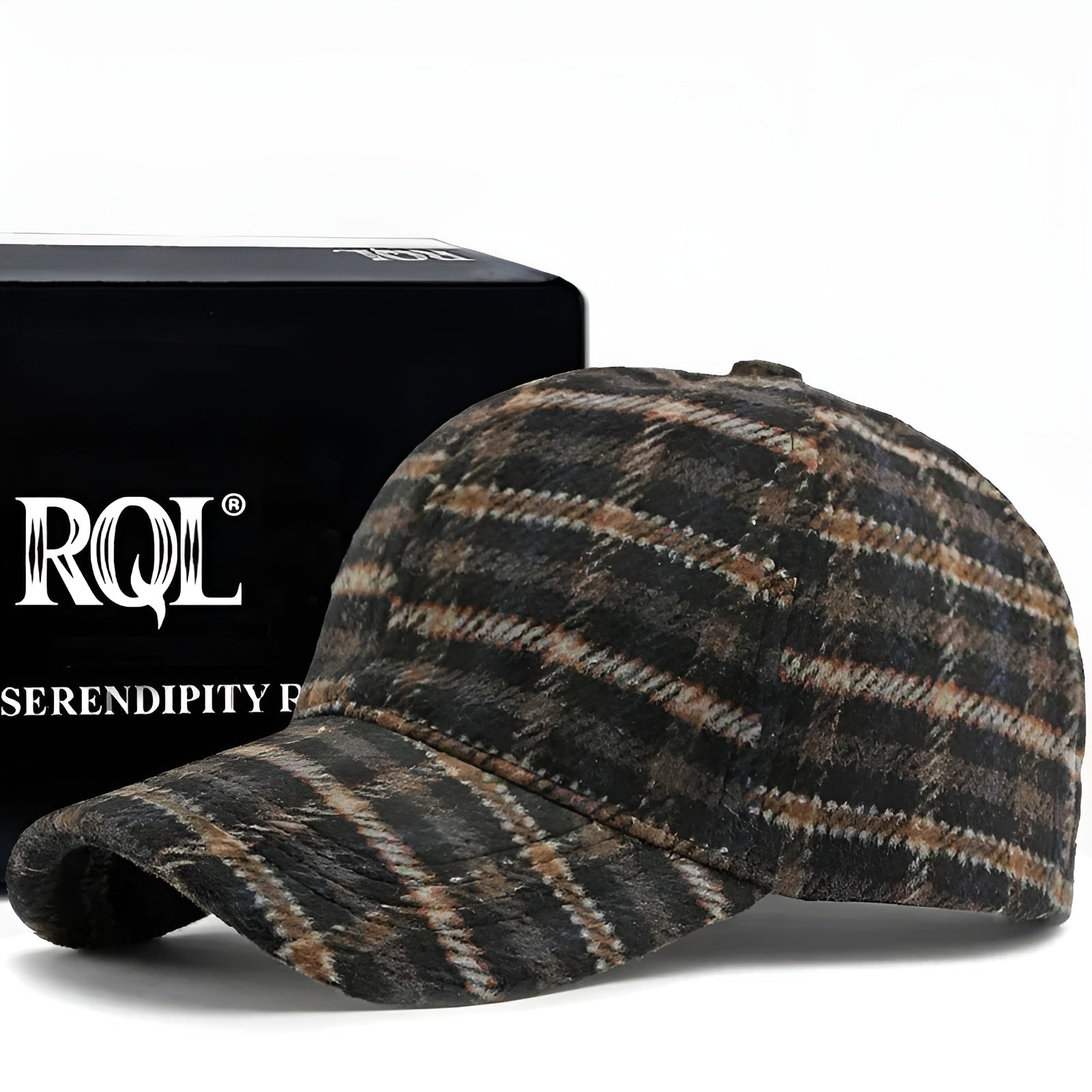 Casquette écossaise exposée sur un fond neutre