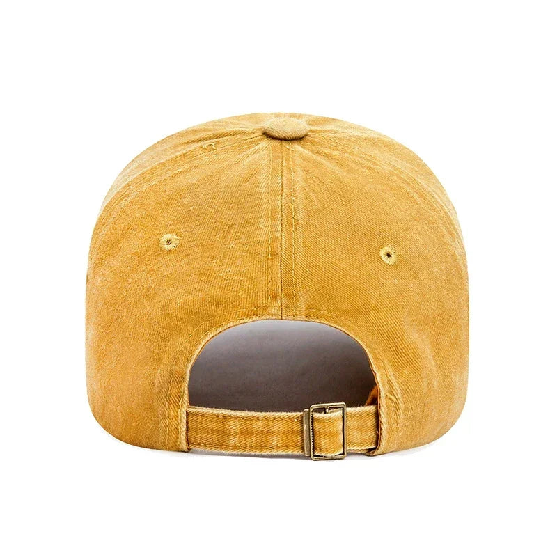 Détail de la broderie stylée sur le devant de la casquette