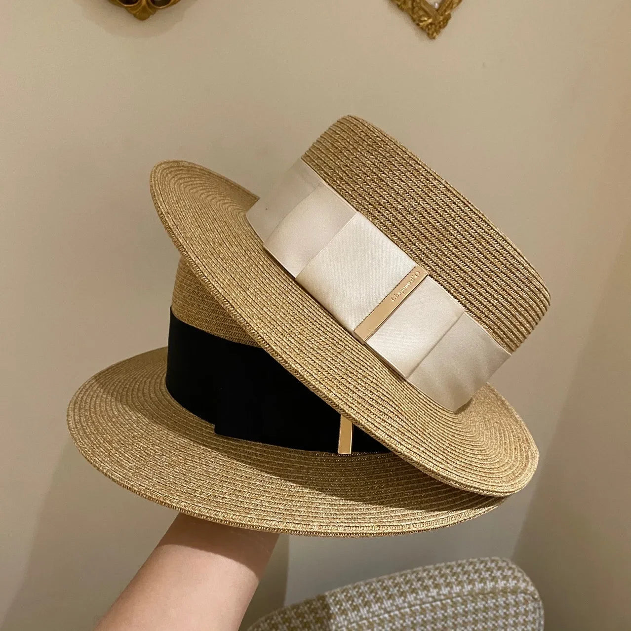 Chapeau canotier en paille vu de dessus, bord rigide