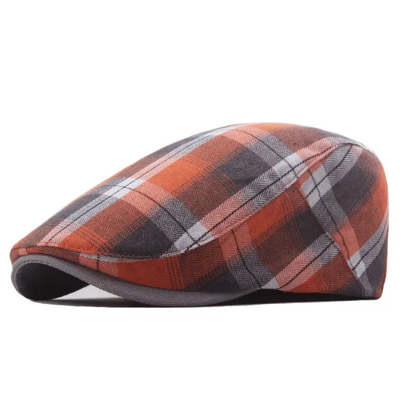 Béret à carreaux sur fond neutre, éclairage doux