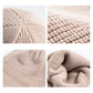 Bonnet en tricot épais, couleur noire, sur fond blanc