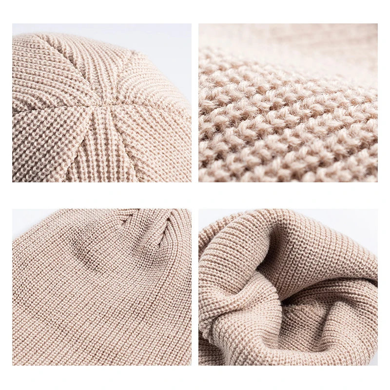 Bonnet en tricot épais, couleur noire, sur fond blanc