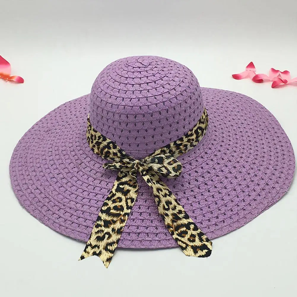 Gros plan sur la texture tressée du chapeau de paille