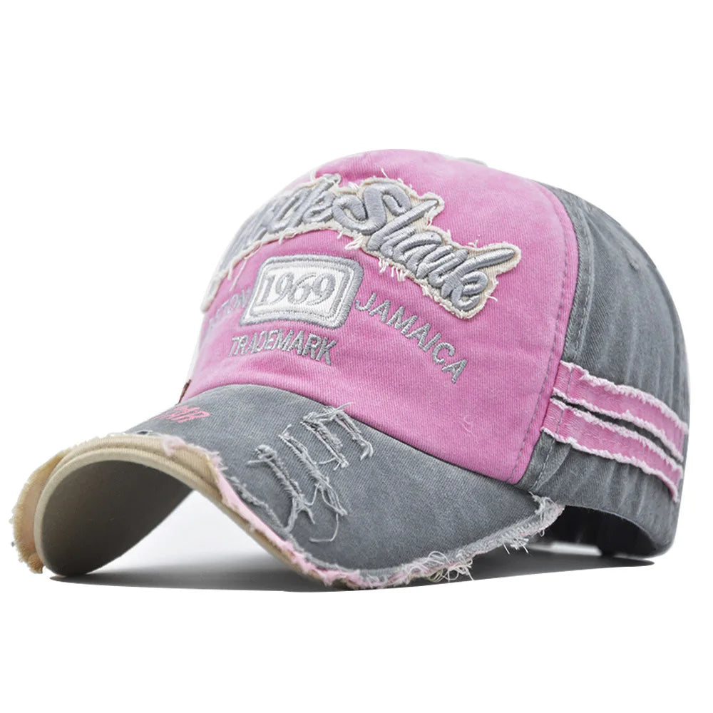 Détail des coutures renforcées sur une casquette usée