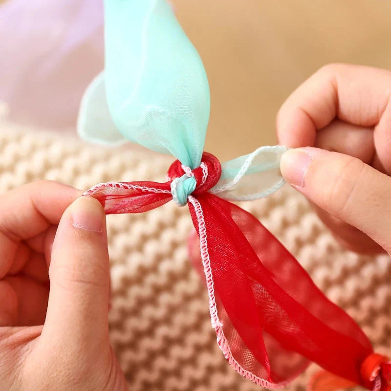 Détails des motifs ludiques sur le tissu de la boîte à mouchoirs