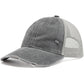 Détail de la couture et des matériaux de la casquette