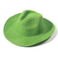 Chapeau de paille sur fond de plage ensoleillée