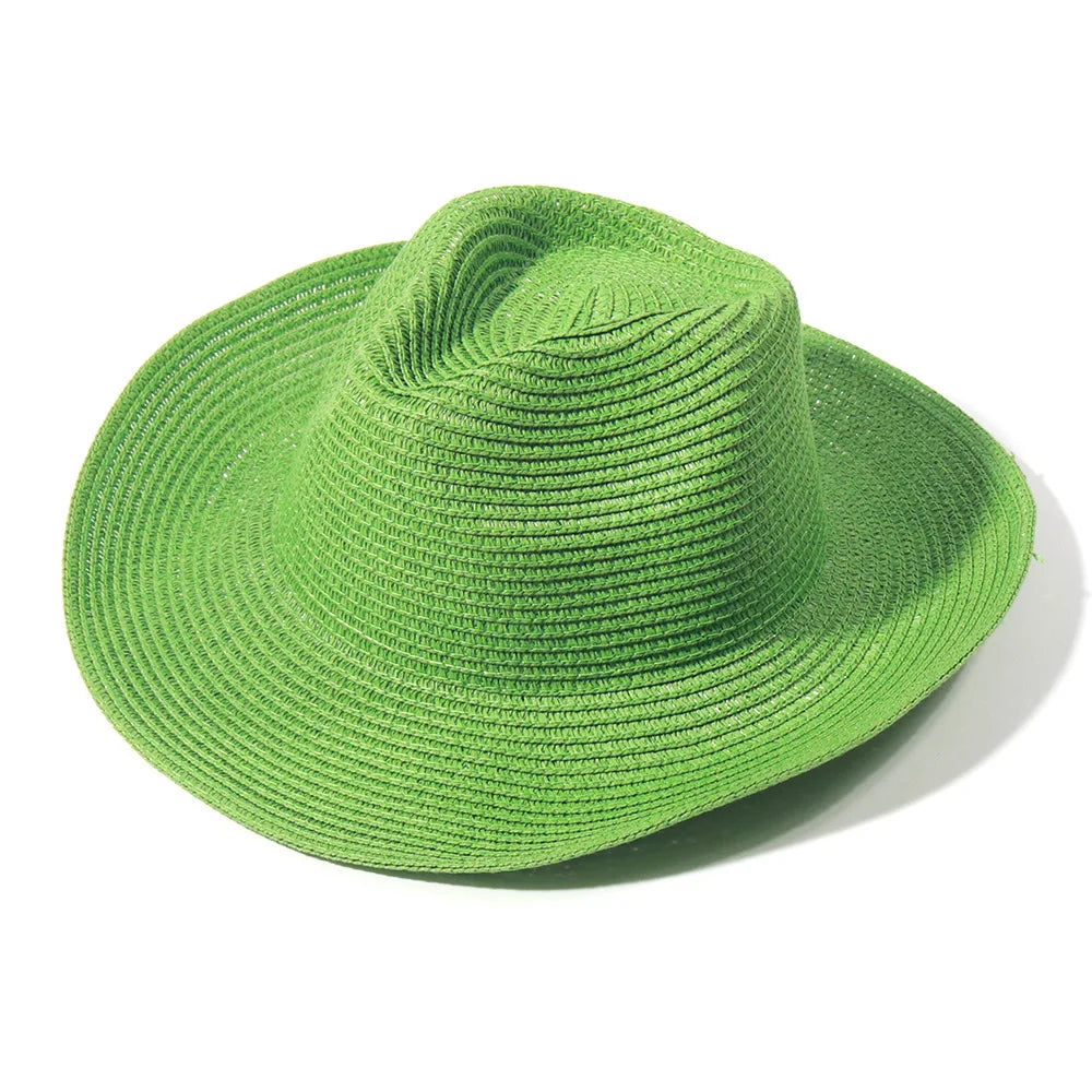 Chapeau de paille sur fond de plage ensoleillée