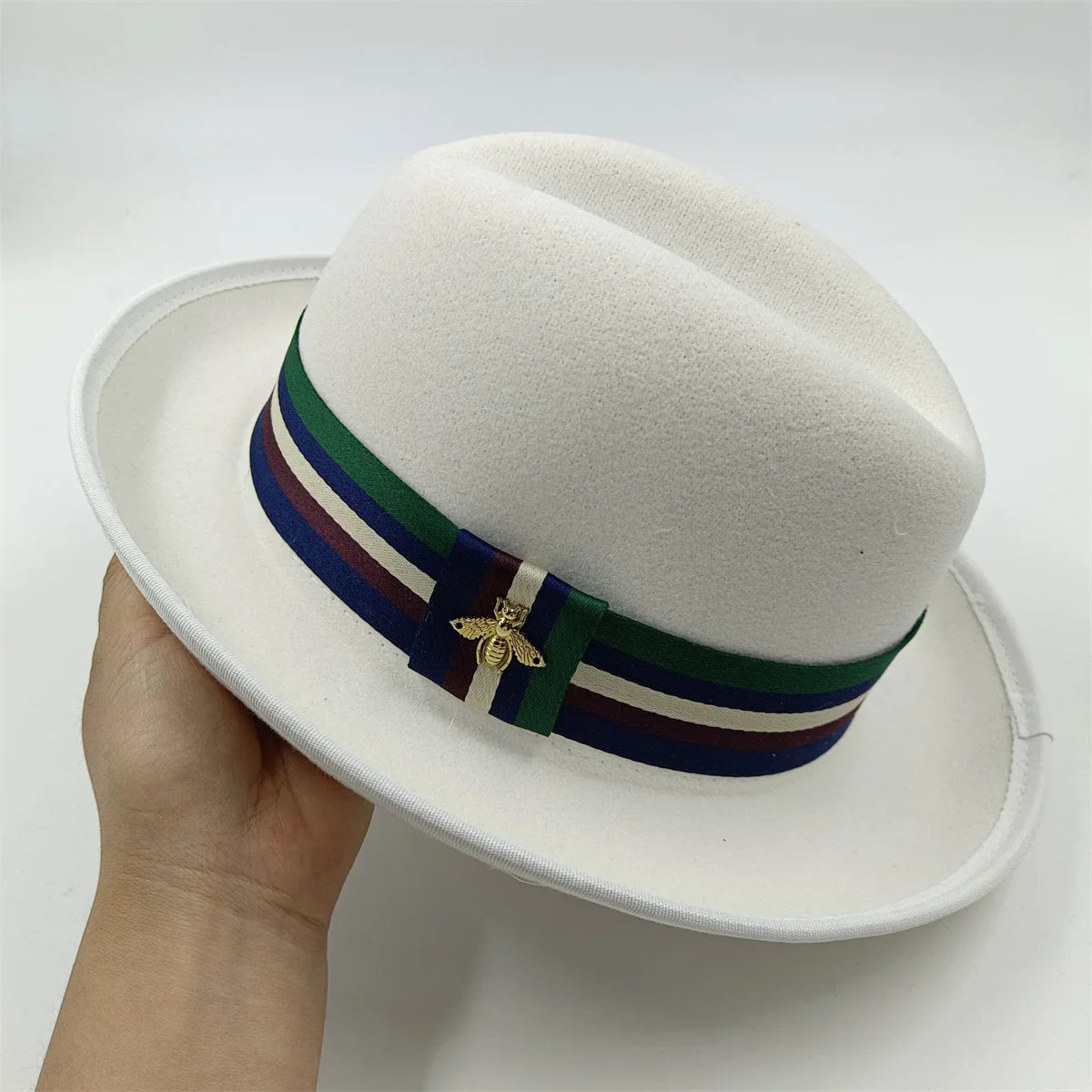 Chapeau melon noir posé sur une table en bois