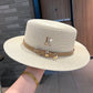 Chapeau de paille sur un fond de ciel bleu clair