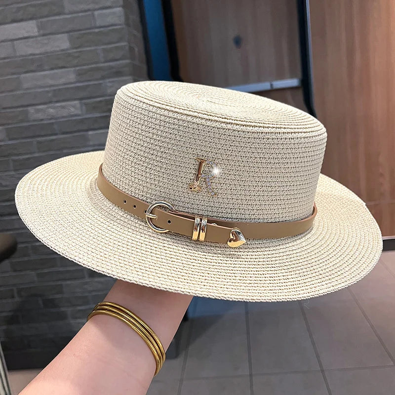 Chapeau de paille sur un fond de ciel bleu clair