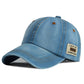 Détail de la visière courbée de la casquette denim