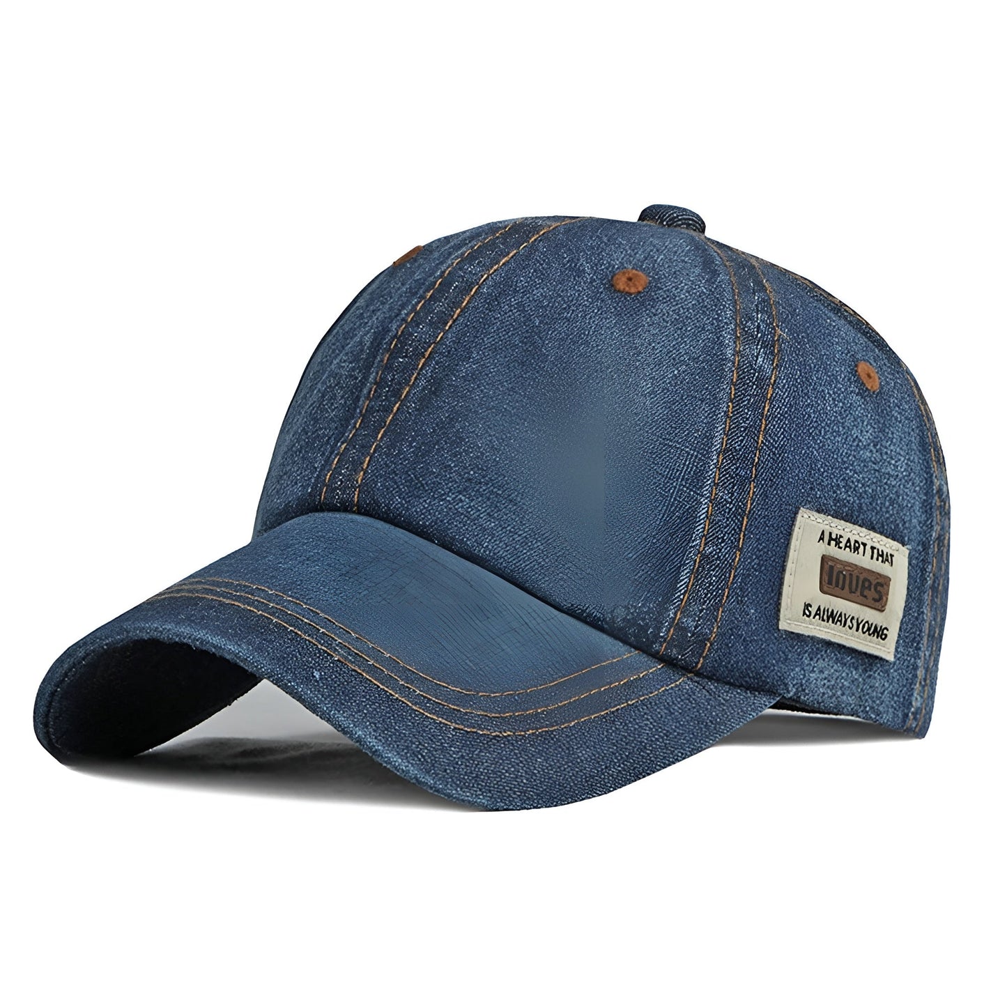 Casquette denim portée avec une tenue décontractée