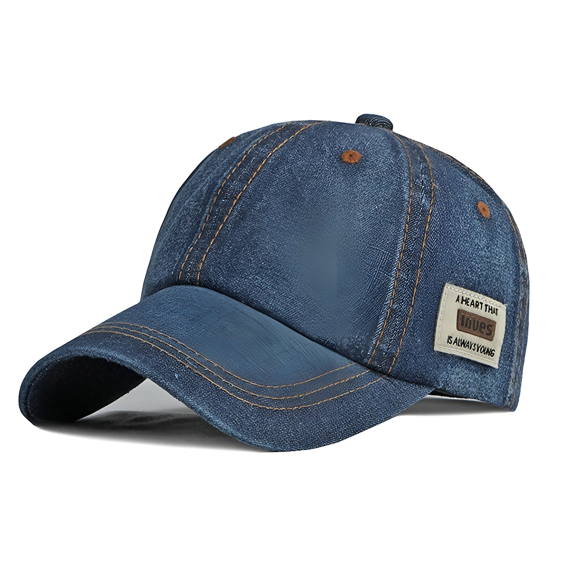 Casquette denim portée avec une tenue décontractée