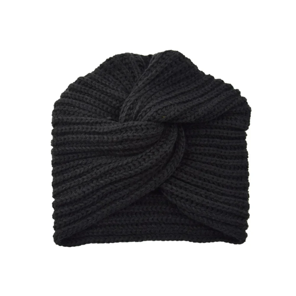 Vue rapprochée du nœud frontal sur le bonnet tricoté
