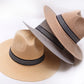 Détail du ruban tissé noir et blanc sur le chapeau