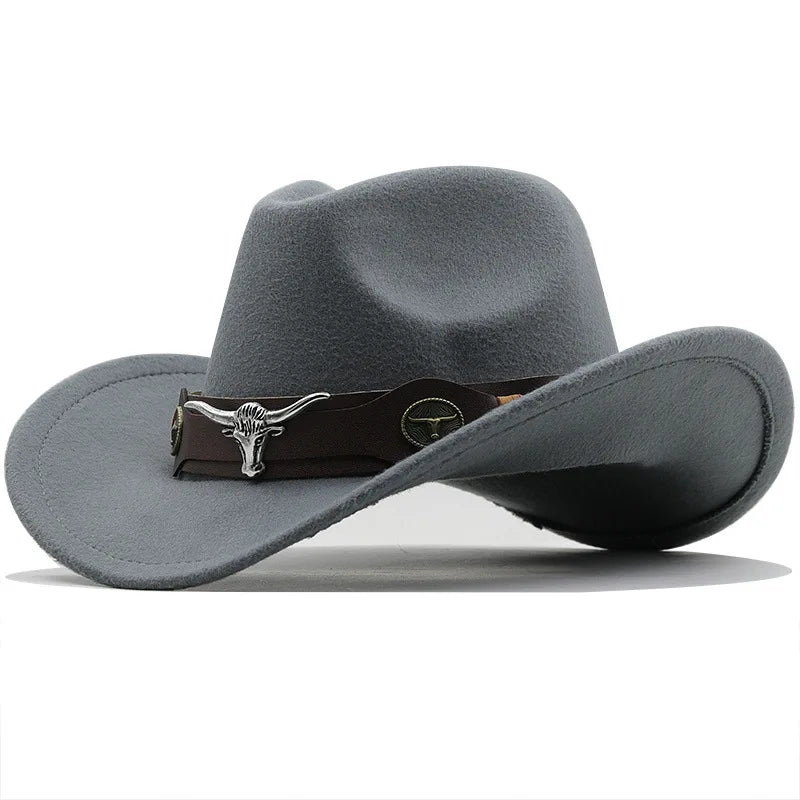 Chapeau cowboy sur une étagère en bois rustique