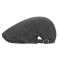 Homme de profil portant un béret, fond flou