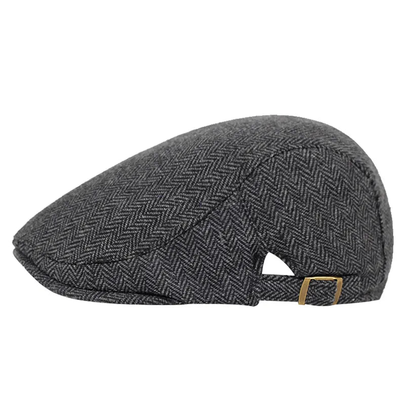 Homme de profil portant un béret, fond flou